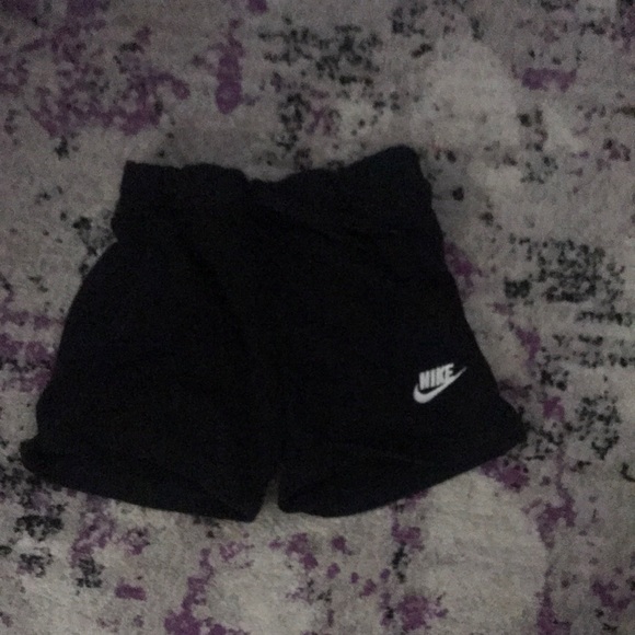 Nike shorts in black - Picture 1 of 1
